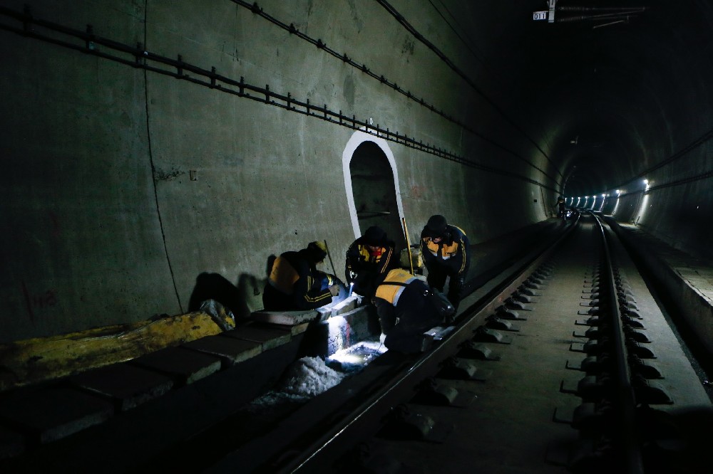 鼎城铁路运营隧道病害现状